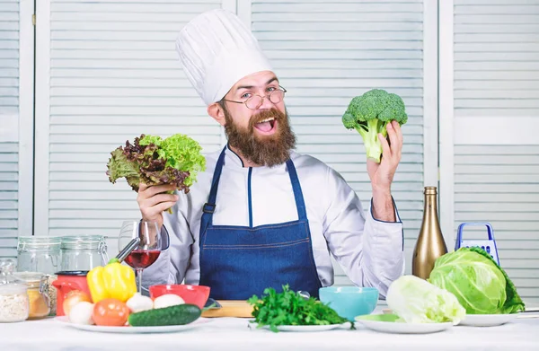 Man i hatten. Hemlig smak recept. Bearded Man Cook i köket, kulinariska. Hälsosam mat matlagning. Bantning och ekologisk mat, vitamin. Vegetarisk. Mogen med skägg. Graviditet Caprice — Stockfoto