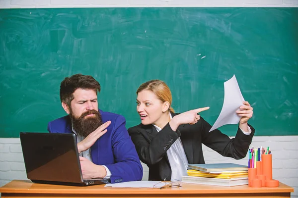 Schulbildung. Vorbereitung auf den Schulunterricht. Jahresbericht. Lehrer und Aufsichtsperson arbeiten im Schulunterricht zusammen. Bildungsprogramm. Erzieher mit Laptop und Rektor mit Dokumenten — Stockfoto