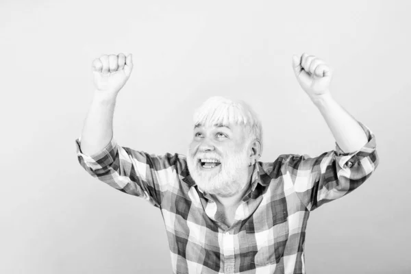 Vara ditt bästa. mogen skäggiga man i vit peruk. Håravfall koncept. farfar på pensionering. Senior man med grått skägg. Frisör och frisör. manligt mode. Hälsovård. Happy Old Granpa — Stockfoto