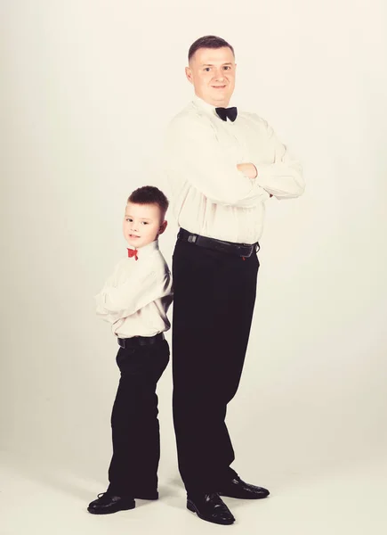 La educación de los caballeros. Traje de ropa formal de padre e hijo. Crecer caballero. Papá y niño con pajaritas. La educación de los caballeros. Evento formal. Pequeño hijo siguiendo el ejemplo de los padres del hombre noble — Foto de Stock