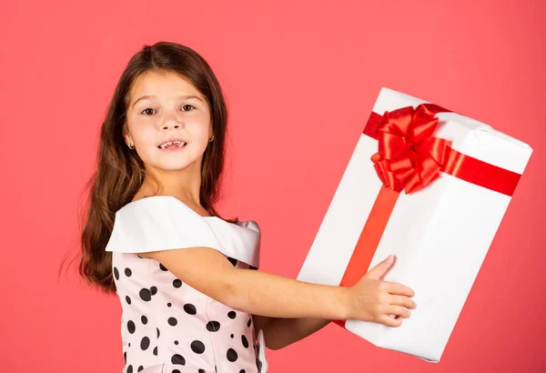 Ez az öné. A kislány ajándékot visz. nagy karácsonyi vásár. A gyerek ajándékdobozt tart. boksz nap koncepció. az álmok valóra válnak. Boldog új évet! téli vakáció és karácsonyi öröm. szezonális vásárlási kedvezmény — Stock Fotó