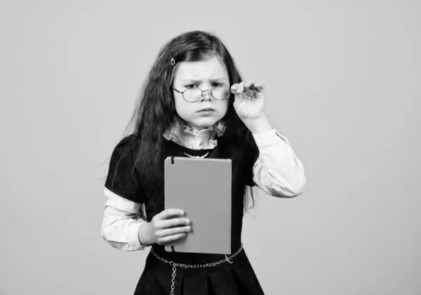 La chica seria quiere ser maestra. trabajo en casa. cuaderno para notas de diario. lección de estudio. conocimiento y educación. De vuelta a la escuela. niña pequeña con carpeta de papel. Graduado de confianza — Foto de Stock