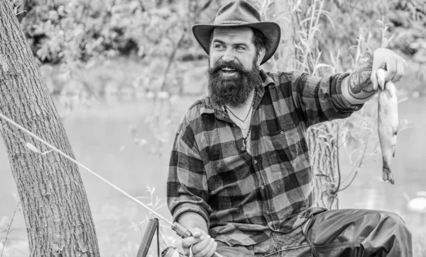 Successo. uomo con grande cattura di pesce. uomo maturo rilassarsi dopo la pesca. pescatore in campeggio. attività sportiva e hobby. pescatore esperto nella foresta. Pesca di successo. weekend estivo — Foto Stock