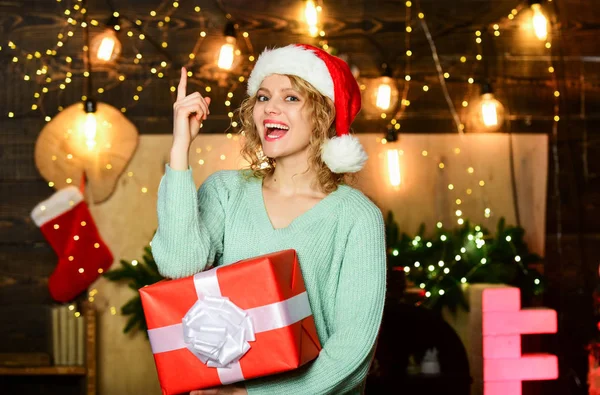 Vendas de férias de inverno. férias de inverno e férias. Compras de Natal. mulher alegre compartilhar presente de Natal. Feliz Natal. Feliz Natal. Menina em Santa chapéu caixa de presente. Feliz Ano Novo. Celebrar o Natal com a família — Fotografia de Stock