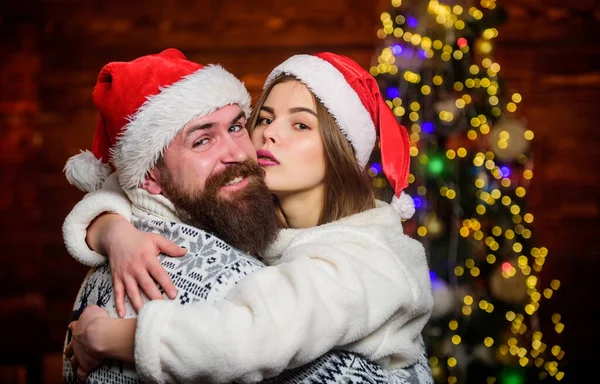 Bli förälskad. Par i kärlek njuta av julhelgen firande. Familjetradition. Älskade par krama julgran bakgrund. Intima och romantiska känslor. Julen är dags att ge — Stockfoto