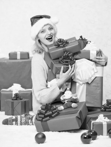 Идеальный подарок для девушки или жены. Открытие рождественского подарка. Санта принес ей подарок, который она всегда хотела. Девушка возле рождественской елки с праздником. Женщина взволнованная блондинка держать подарочную коробку с луком — стоковое фото