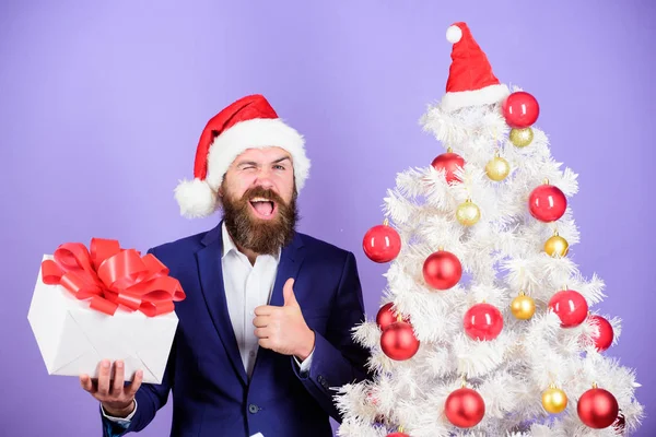 Моя нагорода. новорічний приз і бонус для успішного бізнесмена. чоловік святкує корпоративну вечірку на ялинці. щасливі свята. Продаж зимового сезону. різдвяні покупки. бородатий чоловік Санта подарунки — стокове фото
