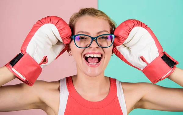 Bella ragazza boxer. vedere il successo è vicino. segretaria sexy e sicura di sé. scegliere uno stile di vita sano. Adora lo sport. enorme senso di fiducia in se stessi. donna in occhiali e guanti da boxe — Foto Stock