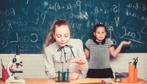 Concentrar-me no trabalho. Pesquisa de química. Raparigas no laboratório da escola. Educação escolar formal. Aula de Biologia. Um pequeno cientista trabalha com microscópio. experimentos científicos em laboratório — Fotografia de Stock