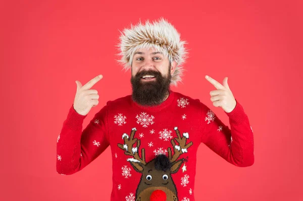 Um tipo emocional. Dias frios. Serviços de barbearia. Homem com barba comprida e bigode. Humor de inverno. Barbudo hipster usar camisola de malha e chapéu peludo. Previsão meteorológica. Moda de inverno. Cuidados de inverno — Fotografia de Stock