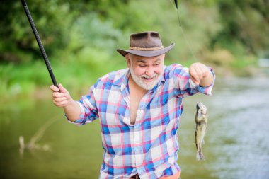 Genç Yürekli. Spor aktivitesi ve hobi. Alabalık yemi. Yaz haftasonu. Elinde olta olan balıkçı. Emekli sakallı balıkçı. Büyük balık avı. Pothunter. Balık tutan adam. Olgun erkek avı