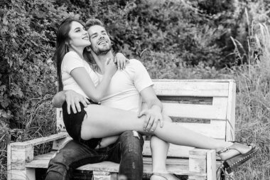 Şehvetli sarılma. Aşk ve romantizm kavramı. Yaz tatili. Parkta romantik bir randevu. Yakışıklı adam aşık güzel bir kız. Sevgilimle rahatlamak. Aşıklar kucaklaşır. Aşık bir çift bankta oturuyor. Güven ve samimiyet