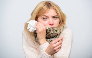 Kız hasta, termometre ve doku tutuyor. Sıcaklığı ölç. Ateş düşürücü ilaçlar. Mevsimsel grip konsepti. Kadın kendini kötü hissediyor. Ateşi nasıl düşüreceğini. Ateş belirtileri ve nedenleri. Ateşli hasta kız.