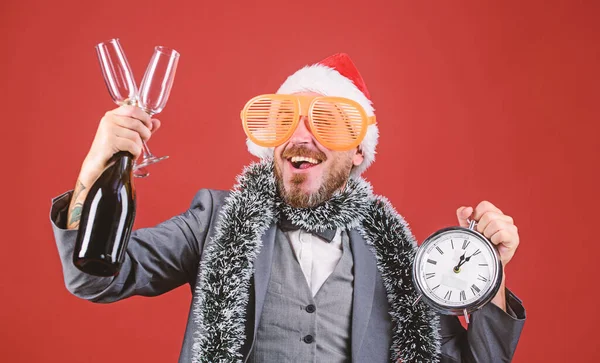 Csatlakozzon a karácsonyi ünneplés. Az ember szakállas csípő santa hold üveg. Vállalati karácsonyi partin. Alkalommal ünnepeljük a téli üdülés. Főnök santa kalap ünnepelni Szilveszter vagy a karácsony. Karácsonyi party meghívó — Stock Fotó