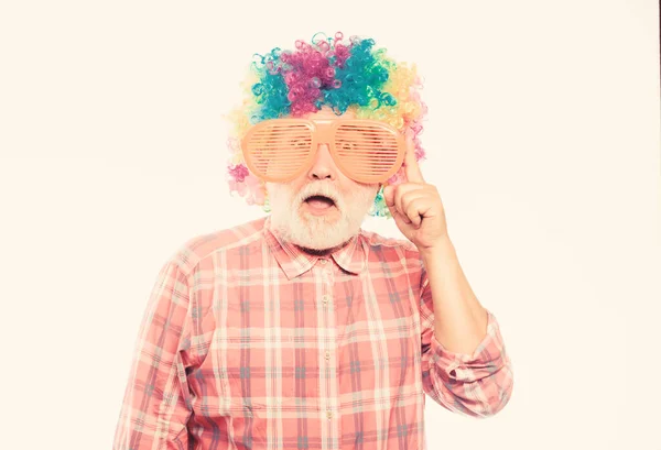 Bonita broma. Payaso anciano. Hombre mayor barbudo persona alegre usar peluca colorida y gafas de sol. El abuelo siempre es divertido. Divirtiéndose. Un estilo de vida divertido. Diversión y entretenimiento. Concepto de abuelo cómico —  Fotos de Stock
