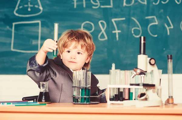 Çocuk biyoloji kimyası okuyor. Erkek mikroskop ve test tüpleri okul sınıf. Temel bilgi ilköğretim eğitimi. Eğitici deney. Bilgi kavramı. Büyüleyici bir konu. Bilgi günü — Stok fotoğraf