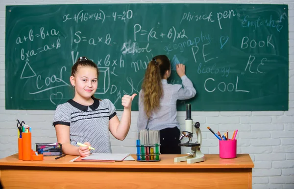 Sains adalah hidupku. Ilmuwan kecil bekerja dengan mikroskop. Gadis kecil di lab sekolah. Pendidikan kimia. Penelitian kimia. Pelajaran biologi. percobaan ilmu pengetahuan di laboratorium kimia — Stok Foto