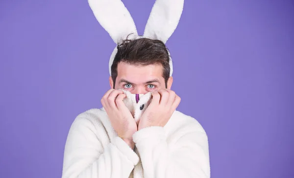 Um coelhinho adora-te. Homem a usar orelhas de coelho. Lebre de Páscoa. Homem barbudo, mascarado de coelho da Páscoa. Happy Hipster vestida para a festa de Páscoa. Celebrando a primavera, nova vida e fertilidade. Férias de primavera — Fotografia de Stock