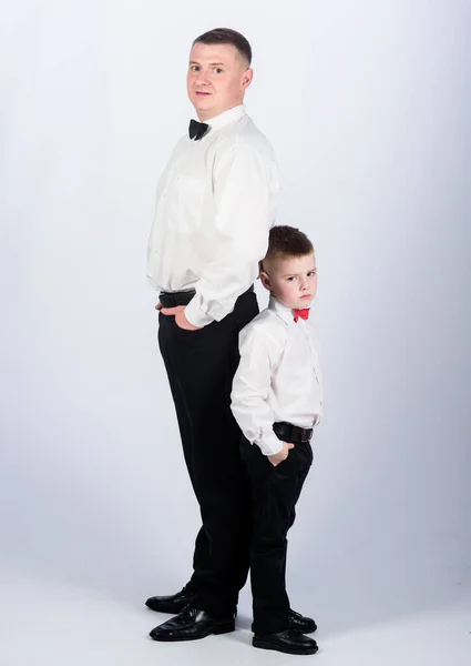 Crecer caballero. Papá y niño camisas blancas con pajaritas. La educación de los caballeros. Hijo pequeño siguiendo el ejemplo de los padres de un hombre noble. La educación de los caballeros. Traje de ropa formal de padre e hijo — Foto de Stock