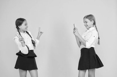 Modern teknoloji. Dijital influencer. Küçük blogcu. Blogger okulu. Kız öğrenciler akıllı telefon fotoğraf çekmek kullanın. Hayat online. Uygulama akıllı telefon. Kişisel blog. İçerik oluşturma. Sosyal medya pazarlama