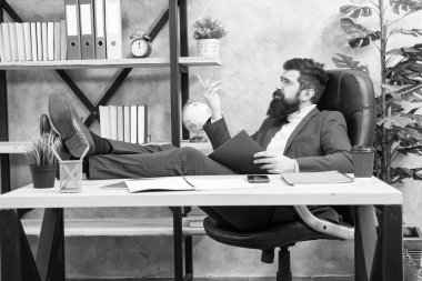 Mali raporu analiz etmek. Finansal rapor. Küçük işletme sahibi. Adam sakallı işadamı ofis oturup iş raporu okuyun. Muhasebe ve bankacılık. Guy bankacı muhasebeci göstergeleri işaretleri öğrenmek