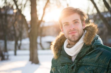 İnsanlar kış manzarasının tadını çıkarırlar. Doğa güzeldir. Düşünceler için yer. Soğuk ve yalnızlık. Kürk kapüşonlu erkek. Sıcak ve rahat hissediyorum. En sevdiğim sezon. Mutlu adam yeşil kabarık ceket