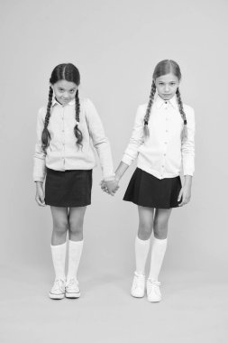 Schoolgirls en iyi arkadaş mükemmel öğrenciler. Kız öğrenciler düzenli görünüşokul üniforması. Okul arkadaşlığı. Yine Eylül. Çocukluk mutluluğu. Okul günü eğlenceli neşeli anlar. Çocuklar sevimli öğrenciler