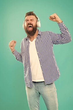 Streaming müzik siteleri hippest ve sıcak etrafında. Kablosuz teknoloji. Kullanıcı dostu arayüzü ve melodilerin büyük kütüphane. Hipster sakallı, müzik dinliyor. Yakışıklı müzik aşığı. Kulaklıklı adam