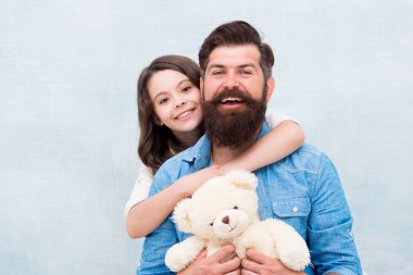 Babaların doğum gününü kutluyoruz. Küçük kız babalar gününde babaya sarılıyor. Mutlu aile, uluslararası babalar gününü kutluyor. Babalar günün kutlu olsun. Seni seviyorum baba, kopyala uzayı