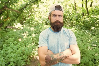 Acımasız erkek eğlencesi. Yaz seyahati. Doğal ortamda ciddi sakallı olgun adam. Park ormanındaki sakallı adam. Sakallı maço. Uzun sakallı hipster duygusal yüz yakın doğa arka plan