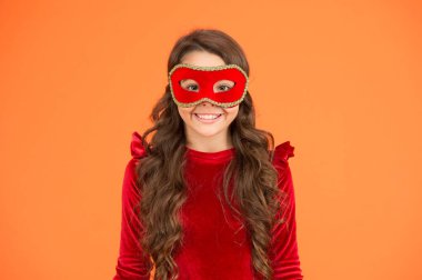 Yeni yıl karnaval maskeli balosu. Mutlu çocuk gülümsemesi ve yeni yıl görüntüsü. Venedik maskeli küçük kız gülümsüyor. Yeni yıl partisi. Tatil sezonu. Mutlu noeller. Mutlu yıllar.