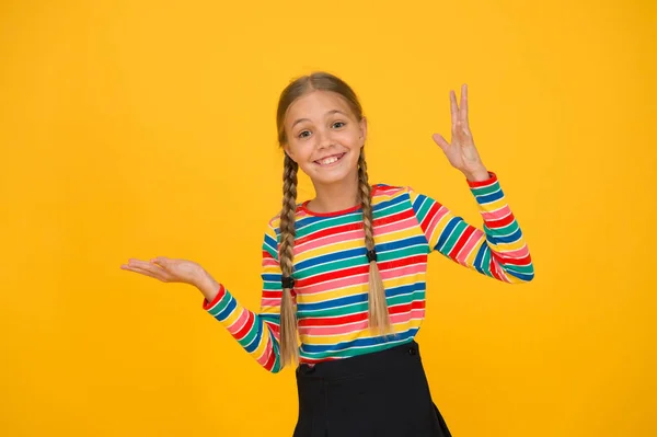 Modewinkel. Moet medeplichtig zijn. Moderne mode. Kindermode. Regenboog stijl. Schattig kind trendy en chique. Klein meisje met regenboogkleren aan. Positiviteitsconcept. Geluk. Emotioneel kind — Stockfoto