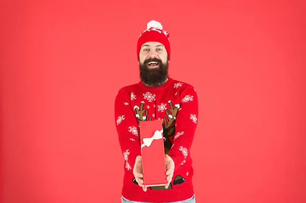 Feliz Navidad y feliz año nuevo. Hombre guapo celebrar las vacaciones de invierno fondo rojo. Compras de Navidad. Concepto de regalo de Navidad. Compra algo de la lista de deseos. Regalo de Navidad. Guy usar sombrero de invierno —  Fotos de Stock