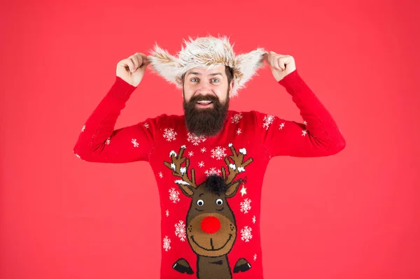 Hipster bearded man wear christmas jumper and hat. Christmas tradition. Christmas spirit and vibe. Be quick to get final best bits. Happy new year. Join party. Winter outfit. Christmas sweater — Stock Photo, Image