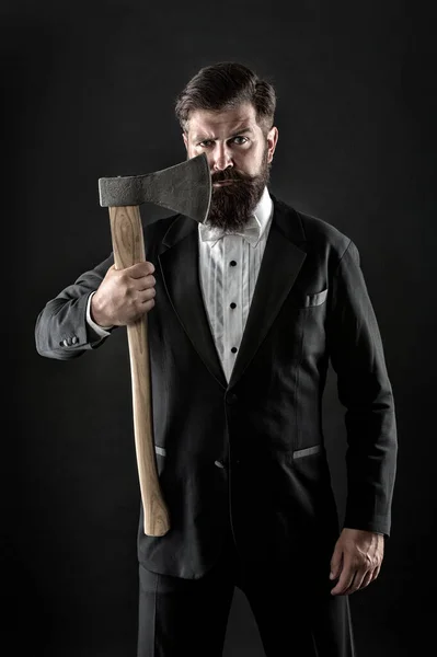 Fazer a barba ou não fazer a barba. Homem barbudo segura o machado. Brutal hipster preparar lâmina afiada para barbear. Barba de barbear. Salão de barbeiro. Barbearia — Fotografia de Stock
