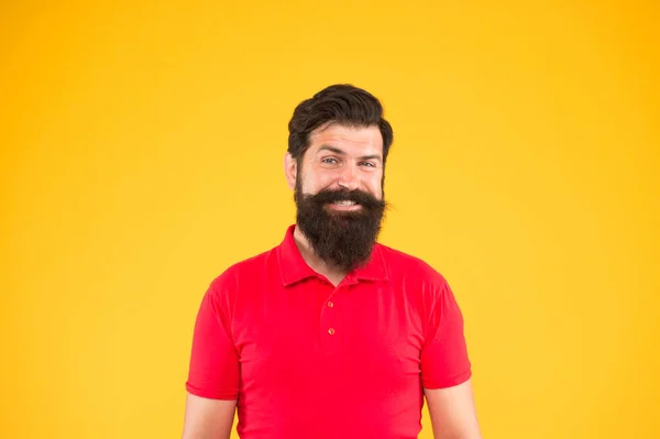 Saúde mental. Feliz hipster. Hipster sorrir fundo amarelo. Hipster brutal com barba grossa. Homem barbudo em estilo hipster casual. Barbearia. Barbeiro ou cabeleireiro. Bom humor. — Fotografia de Stock