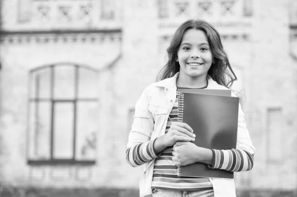 Tomando curso extra para un aprendizaje más profundo. Educación escolar. Curso de elección. Educación moderna. Niña sonriente estudiante de la escuela sostiene libros de texto para estudiar. Educación para niños dotados — Foto de Stock