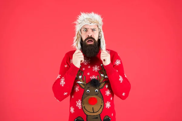 Hippi sakallı adam Noel kazağı ve şapka giyer. Noel geleneği. Noel ruhu ve heyecanı. Noel satışları başladı. Mutlu yıllar. Tatil partisine katıl. Kış kıyafeti. Geyikli süveter — Stok fotoğraf