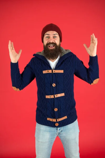 Boa noite. moda de inverno masculino. cuidar do cabelo da barba em tempo frio. coleção de outono e inverno. Um hipster brutal de chapéu. homem barbudo feliz em casaco de malha. você precisa se vestir calorosamente — Fotografia de Stock