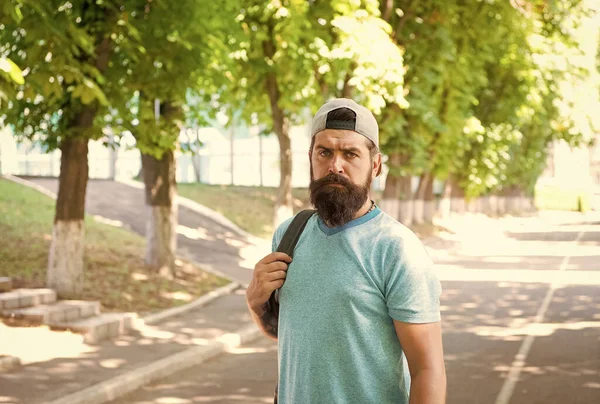 Szakállas és brutális. Szakállas férfi a városi háttérben. Komoly szakállas csípő alkalmi stílusban nyáron kültéri. Kaukázusi fickó visel bajusz és szakálla a szakállas arc — Stock Fotó