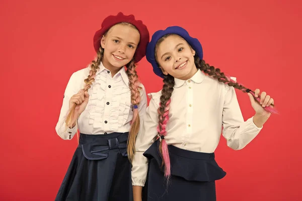 Kleine Mädchen mit französischer Baskenmütze. Glückliche Kinder in Uniform. Freundschaft und Geschwisterlichkeit. beste Freunde. Ausbildung im Ausland. Frankreich. internationales Austauschschulprogramm. Schulfreunde. Schule der Künstler — Stockfoto