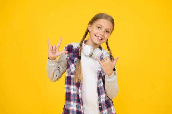 Disfruta la pista. Inalámbrica significa libertad. Auriculares con tecnología inalámbrica. Pequeño niño escuchando música auriculares inalámbricos modernos. Servicios de streaming. Niña feliz con auriculares modernos — Foto de Stock