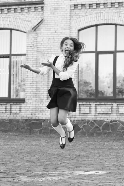 Je me sens à l'aise. La fille porte une tenue à la mode. Chemise blanche et robe noire. Vêtements officiels pour visiter l'école. Tenue quotidienne. Adorable écolière. Des vêtements parfaitement assortis. Des vêtements pour enfants. Mode scolaire — Photo