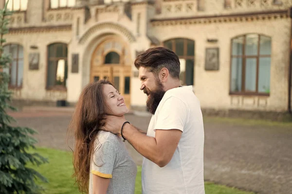 Victime de violence conjugale de la part d'un mari violent et brutal. L'homme brutal met ses mains autour de la gorge des femmes. Un hipster barbu utilisant une force physique brutale contre une fille. Attaque brutale contre la femme par l'homme — Photo