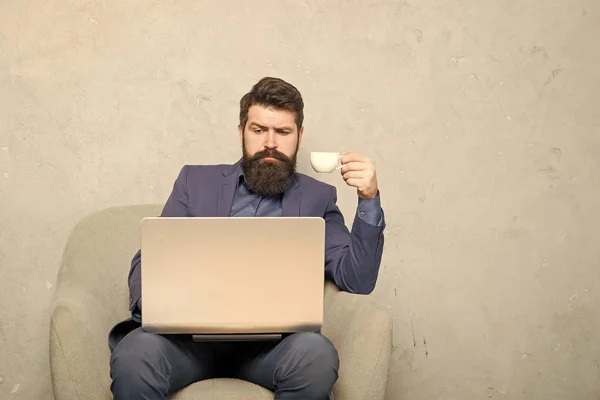 Geschäftskorrespondenz. moderner Geschäftsmann. Projektleiter. Geschäftsleute arbeiten Laptop. Mann trinkt Kaffee im Büro. Antwort auf Geschäftsemails. digitales Marketing. Surfen im Internet. online kaufen — Stockfoto