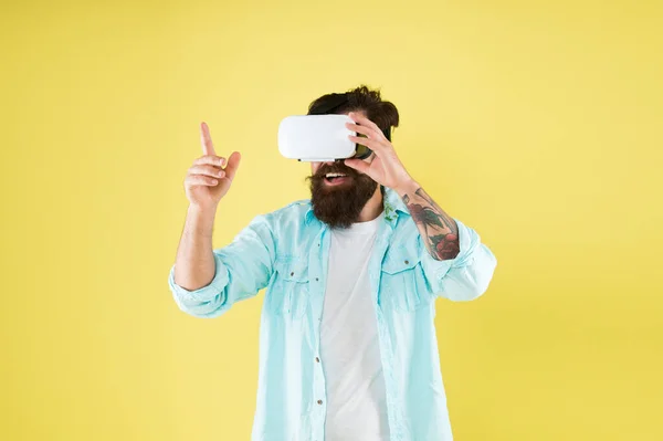 Ampia selezione di app compatibili. Concetto Vr. Comprare dispositivo VR. Monitoraggio occhi. Futuro digitale e innovazione. Sviluppo di tecnologie. Software di test. barbuto uomo giallo sfondo vr occhiali — Foto Stock