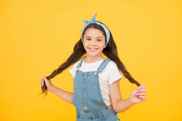 Πορτρέτο του χαριτωμένο χαμογελαστό παιδί έτοιμο για το καλοκαίρι. ρετρό κορίτσι κίτρινο φόντο. μικρή παιδική vintage εμφάνιση. ομορφιά και μόδα. Χαρούμενη παιδική ηλικία. Κομμωτήριο έννοια. μικρή ομορφιά μακριά σγουρά μαλλιά — Φωτογραφία Αρχείου
