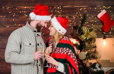 Delicesine aşık. Mutlu yıllar. Tatil kutlaması. Selamlama zamanı. Çift kendini rahat hissediyor. Mutlu noeller. Aile şampanyası. Kadınlar ve erkekler Xmas 'ı sever. Birbirine aşık çift Noel Baba şapkası. Hediye zamanı.