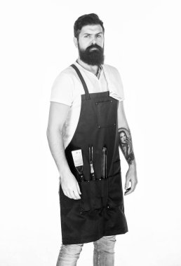 Kızartma ve ızgara yemek. Et pişiren bahşişler. Açık havada et kızartmak için aletler. Piknik ve barbekü. Biftek için eti nasıl seçersin? Profesyonel barbekü aleti. Sakallı hippi barbekü için önlük giyiyor.