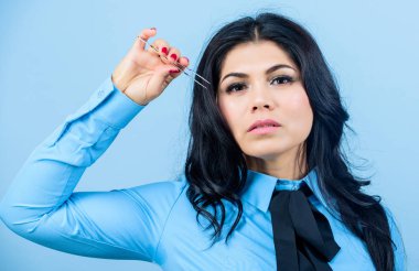 Güzellik uzmanı. Kalıcı makyaj. Kaş Düzeltme. Kirpik uzatma prosedürü. Güzel kadın kirpik ustası cımbız tutuyor. Kirpik çıkarma prosedürü. Cımbız ustası çalışıyor.